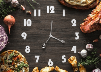 Koha e ushqimit mund të ndikojë në plakjen më të shpejtë