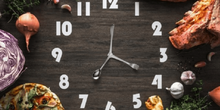 Koha e ushqimit mund të ndikojë në plakjen më të shpejtë