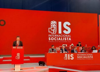 Ministri Çeku i lumtur: Albin Kurti u duartrokit ngrohtësisht nga Josep Borrell