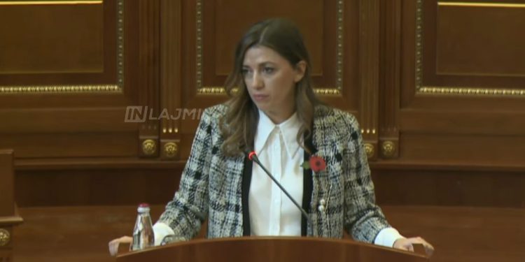 Haxhiu përplaset në kuvend me Gashin dhe Tahirin