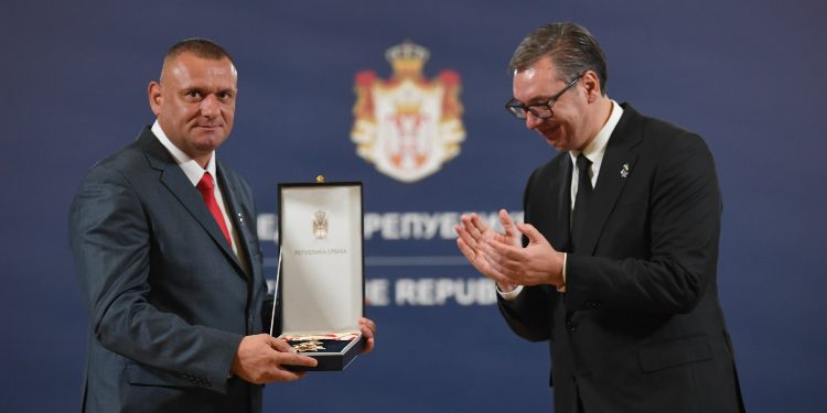 Vuçiq i nderon Gjuriqin dhe Filipoviqin për largim nga institucionet e Kosovës