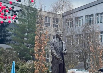 Përurohet shtatorja e Anton Çettës në hapësirën e Universitetit të Prishtinës