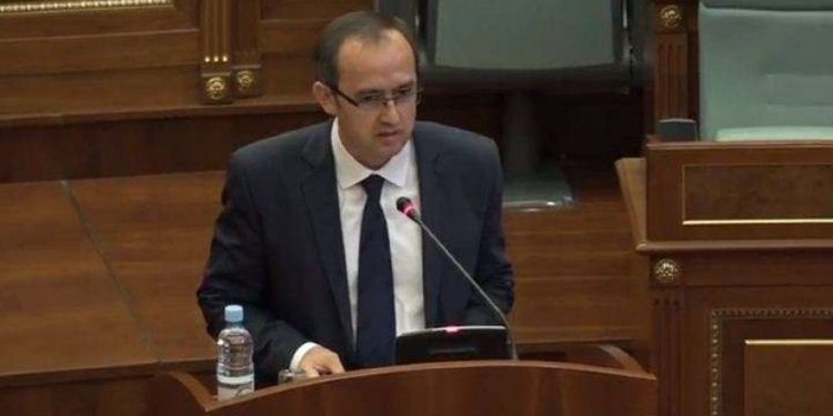 Hoti: Kosova ka plotësisht të drejtë për vendimin për targat