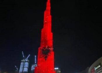 Ndërtesa më e lartë në botë “Burj Khalifa” ndriçohet me ngjyrat e flamurit kuq e zi