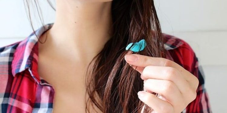 Kjo metodë do të ua heq çamçakëzin e mbetur në flokë