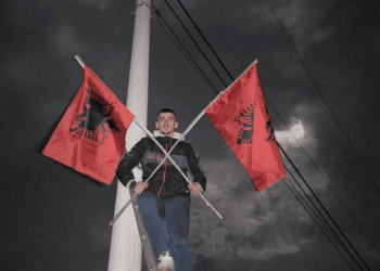 Rruga Mitrovicë-Zubin Potok mbushet me flamuj kuq e zi