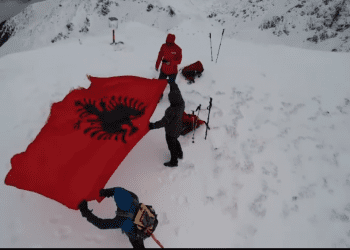 Flamuri kombëtar valvitet nga alpinistët e Kosovës në 2.000 metra lartësi