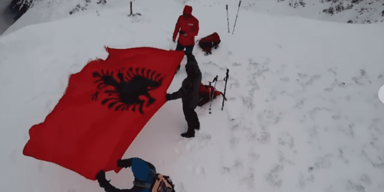 Flamuri kombëtar valvitet nga alpinistët e Kosovës në 2.000 metra lartësi