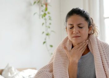 Si ta largoni dhimbjen e fytit në shtëpi me këto produkte të lira?!