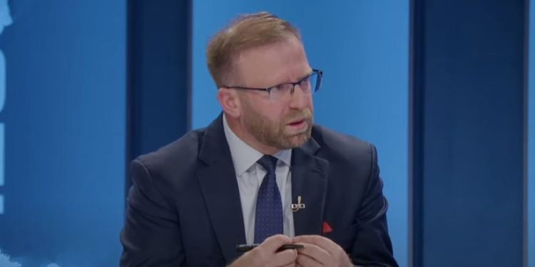 Abazi: Ky vend nuk ndryshon me figura të ricikluara politike si Mimoza Kusari