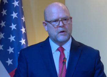 Ambasadori Hovenier kërkon shtyrjen e afatit 12 muaj për konvertimin e targave