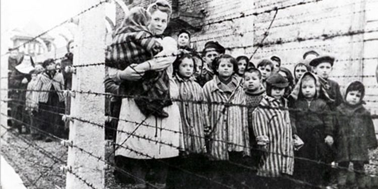 Letrat tronditëse të fëmijëve në kampet naziste për nënat e tyre