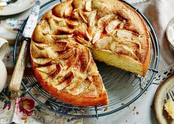 Kek me mollë dhe rrush të thatë