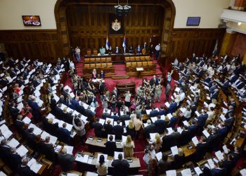 Përplasje në Kuvendin e Serbisë, shkak Kosova