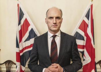 Ministri britanez Docherty për targat: Është jetike vazhdimi i dialogut Kosovë-Serbi