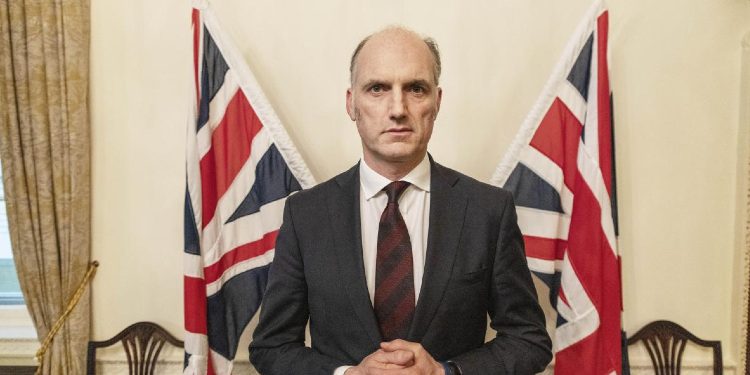 Ministri britanez Docherty për targat: Është jetike vazhdimi i dialogut Kosovë-Serbi