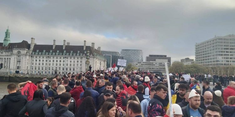 Londra përfshihet nga flamujt kuq e zinj, shqiptarët protestojnë për të drejtat e tyre