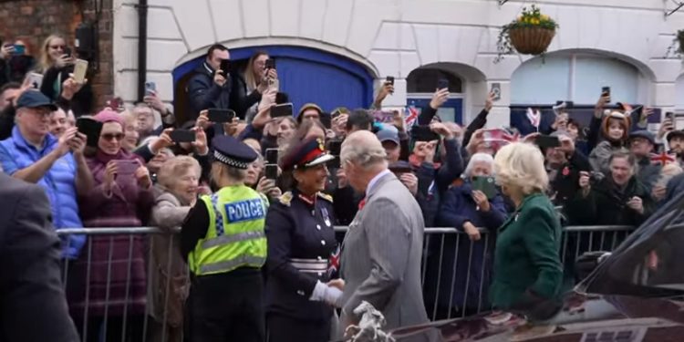 Mbreti Charles dhe bashkëshortja sulmohen me vezë (VIDEO)