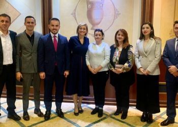 Mimoza Kusari: Vasfije Krasniqi është sinonim i forcës dhe guximit