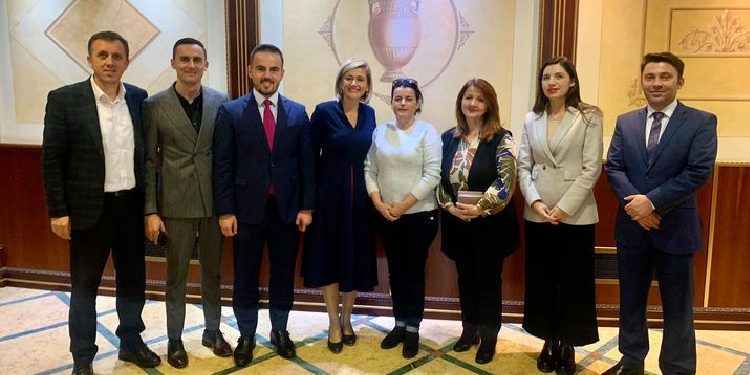 Mimoza Kusari: Vasfije Krasniqi është sinonim i forcës dhe guximit