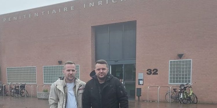 I biri i Hysni Gucatit nga Haga përcjell urimet e krerëve të UÇK-së për 28 nëntorit!