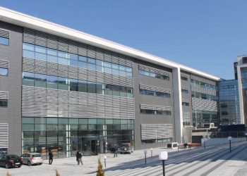 Lirohen nga paraburgimi 3 infermieret që sulmuan fizikisht të moshuarën në Pejë