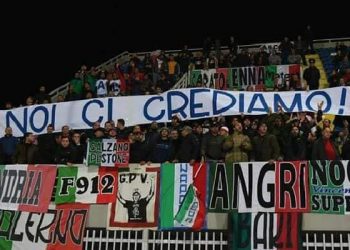 “Plisat” ua marrin banerin tifozëve italian në ndeshjen Shqipëri – Itali