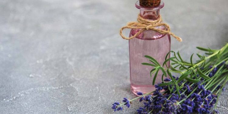 Vaji për flokë që duhet t’a përdorin gratë mbi moshën 40 vjeçare