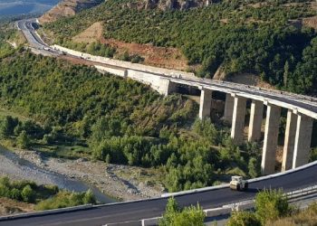 Ministria e Financave të Shqipërisë paralajmëron uljen e tarifës për Rrugën e Kombit