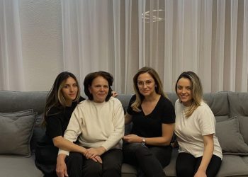 Gruaja e Selimit viziton familjen Krasniqi në 2 vjetorin e arrestimit të tij nga Gjykata Speciale