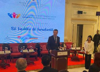 Kurti premton bursa e punësim për komunitetet pakicë në Kosovë