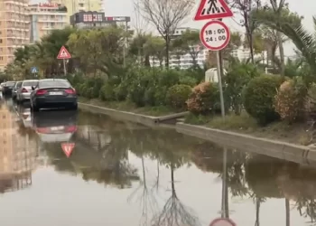 Edhe rrugët e Shëngjinit mbushen me ujë, pezullohet lundrimi detar për të gjitha mjetet
