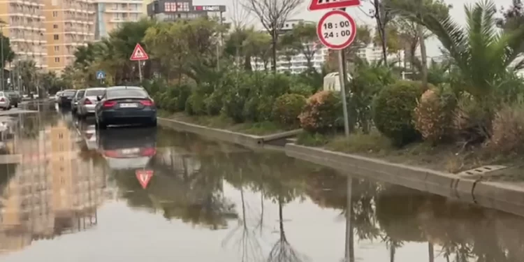 Edhe rrugët e Shëngjinit mbushen me ujë, pezullohet lundrimi detar për të gjitha mjetet