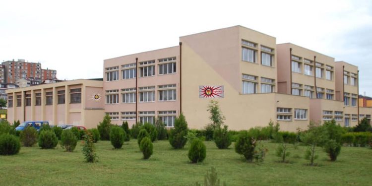 Shkolla fillore “Dardania” ka anuluar të gjitha aktivitetet festive pas vrasjes së mësimdhënsës së tyre