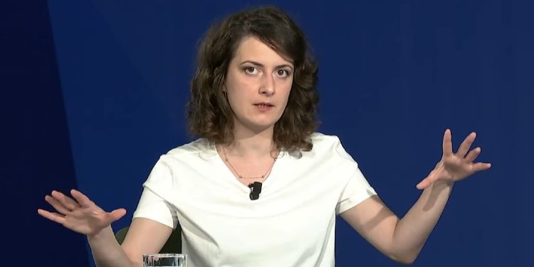 Shpërndahen në qytet fotografitë e Auronës, aktivistja Rrusta: Ky është persekutim!