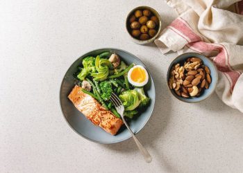 Konsumoni rregullisht këto ushqime që të largoni aknet nga fytyra