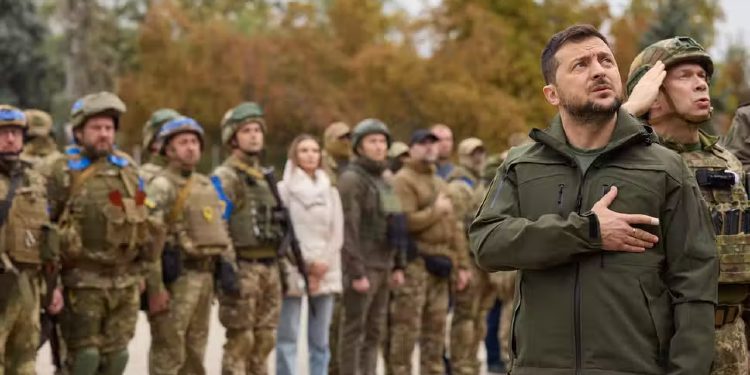 Presidenti Zelensky viziton qytetin e çliruar Kherson