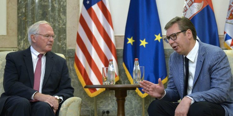 Pas tërheqjes së serbëve nga instutucionet, Vuçiq merr një telefonatë nga ambasadori amerikan