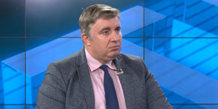 Anëtari i Kryesisë së PDK-së: Veriu po digjet, Kurti “krihet” në Austri