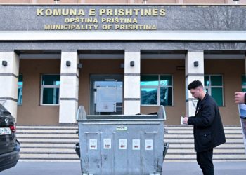 Të rinjtë e VV-së me aksion para Komunës së Prishtinës për bojkotimin e produkteve serbe