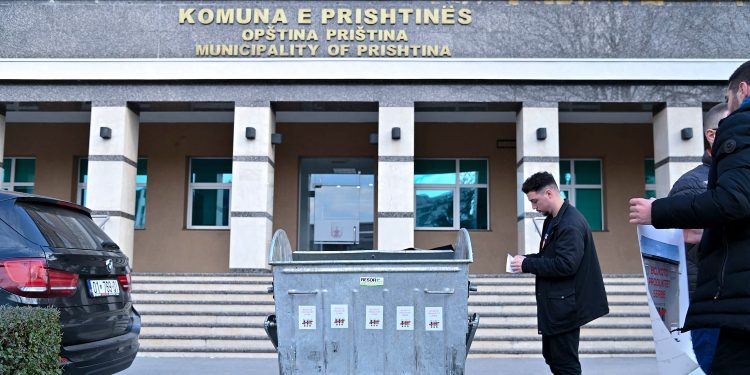 Të rinjtë e VV-së me aksion para Komunës së Prishtinës për bojkotimin e produkteve serbe