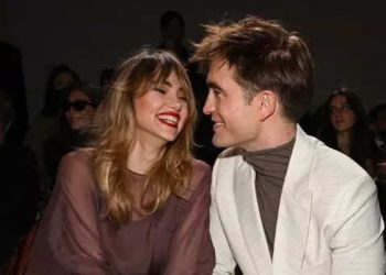 Aktorët, Pattinson e Waterhouse shkëlqejnë në tapetin e kuq të shfaqjes “Dior”