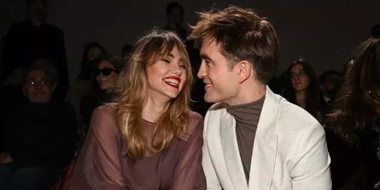 Aktorët, Pattinson e Waterhouse shkëlqejnë në tapetin e kuq të shfaqjes “Dior”