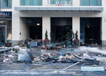 Ndodh e papritura në Berlin, shpërthen akuariumi me një milionë litra ujë dhe 1.500 peshq