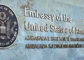 Sulmet ndaj gazetarëve, reagon ambasada amerikane