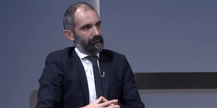 Abrashi: Nuk ka marrëveshje mes Kosovës dhe Serbisë për largimin e barrikadave