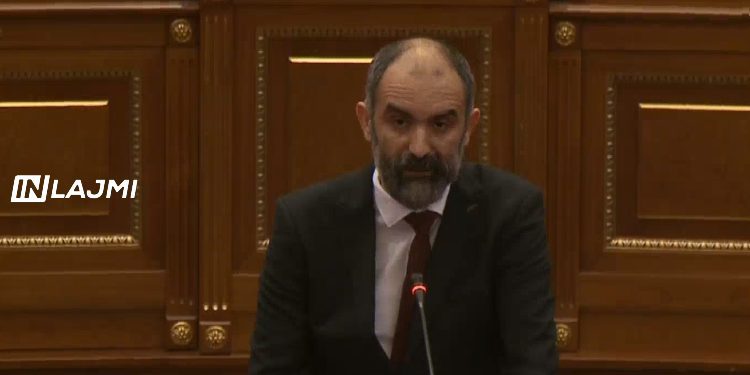 Abrashi: Në veri nuk është ndarja në shqiptarë e serbë, por në banda kriminale e qytetarë