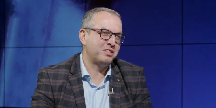 Betim Gjoshi-Albin Kurtit: A po e sheh se nuk është mirë të sillesh keq me policët?