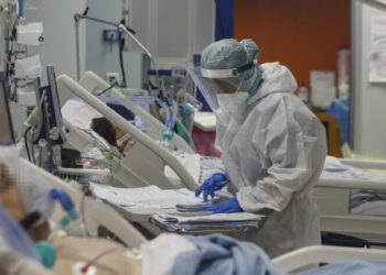 Rriten rastet me COVID në Kinë, paralajmërohen valë të reja të kësaj sëmundje