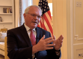 Ambasadori Hill: Të drejtat e serbëve në Kosovë do të mbrohen